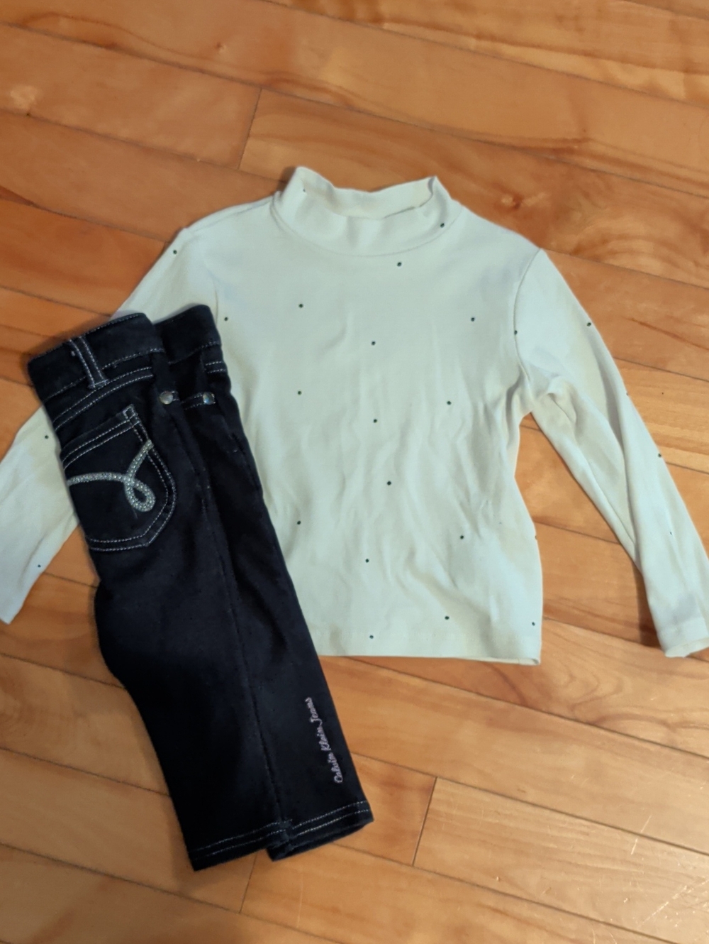 Calvin Klein Jeans With Cream Long-Sleeve Tee with Tiny Dot Print